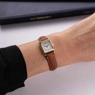 Montre Femme Art déco tonneau cuir marron et Acier inoxydable HERBELIN 17438P1N22GD portée
