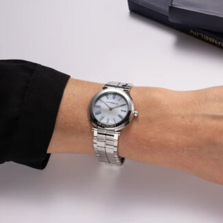 Montre Femme NEWPORT Slim HERBELIN Acier inoxydable 16922B09 portée