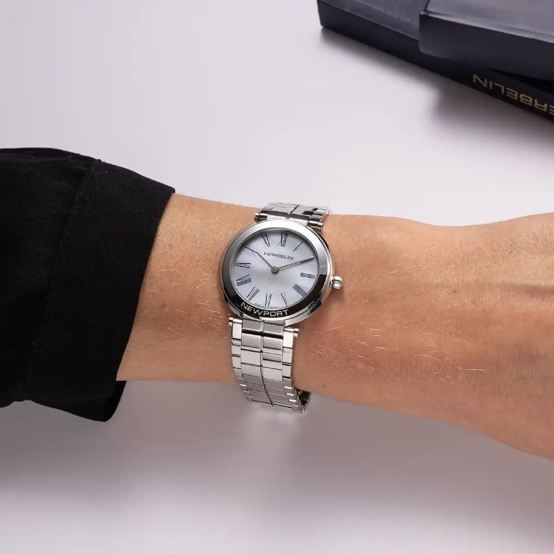 Montre-Femme-NEWPORT-Slim-Quartz-HERBELIN-Acier-inoxydable-et-nacre-16922B09-porté Montre Femme NEWPORT Slim HERBELIN Acier inoxydable 16922B09 portée