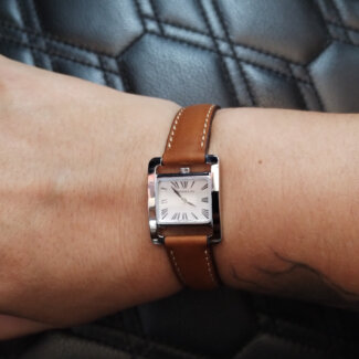 Montre Femme Vième Avenue HERBELIN, Acier inoxydable et Cuir marron 17037AP01GD portée
