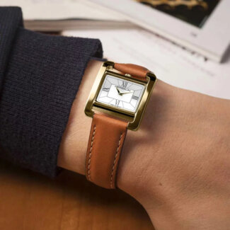 Montre Femme Vième Avenue HERBELIN, Acier inoxydable doré et Cuir marron 17137P08GD portée