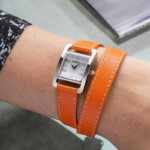 Montre Femme Vième Avenue HERBELIN, Acier inoxydable et bracelet double Cuir orange 17437AP29MDL porté
