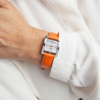 Montre Femme Vième Avenue HERBELIN, Acier inoxydable et Cuir orange 17137TR11MD portée