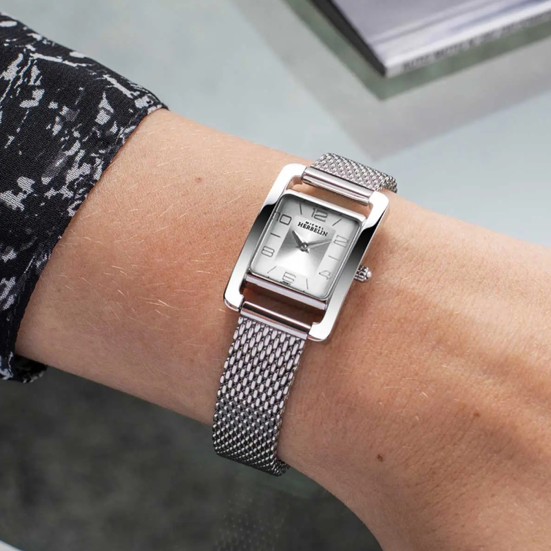 Montre-Femme-Vieme-avenue-Acier-inoxydable-HERBELIN-17437AP21B-portée Montre Femme Vième Avenue HERBELIN, Acier inoxydable et maille milanaise 17437AP21B portée