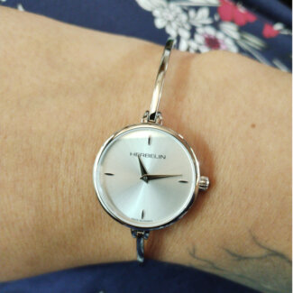 Montre Femme Fil HERBELIN Acier inoxydable 17206B11 portée