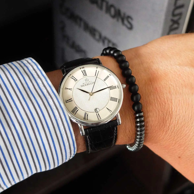 Montre-Homme-Classique-cuir-noir-et-Acier-inoxydable-HERBELIN-12248AP08-portée Montre Classique Homme cuir noir et Acier inoxydable HERBELIN 12248AP08 porté