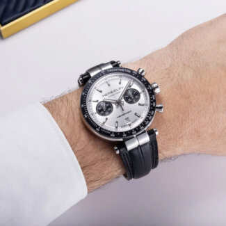 Montre EDITION LIMITEE Homme NEWPORT Héritage Automatique HERBELIN, Acier inoxydable et cuir noir portée