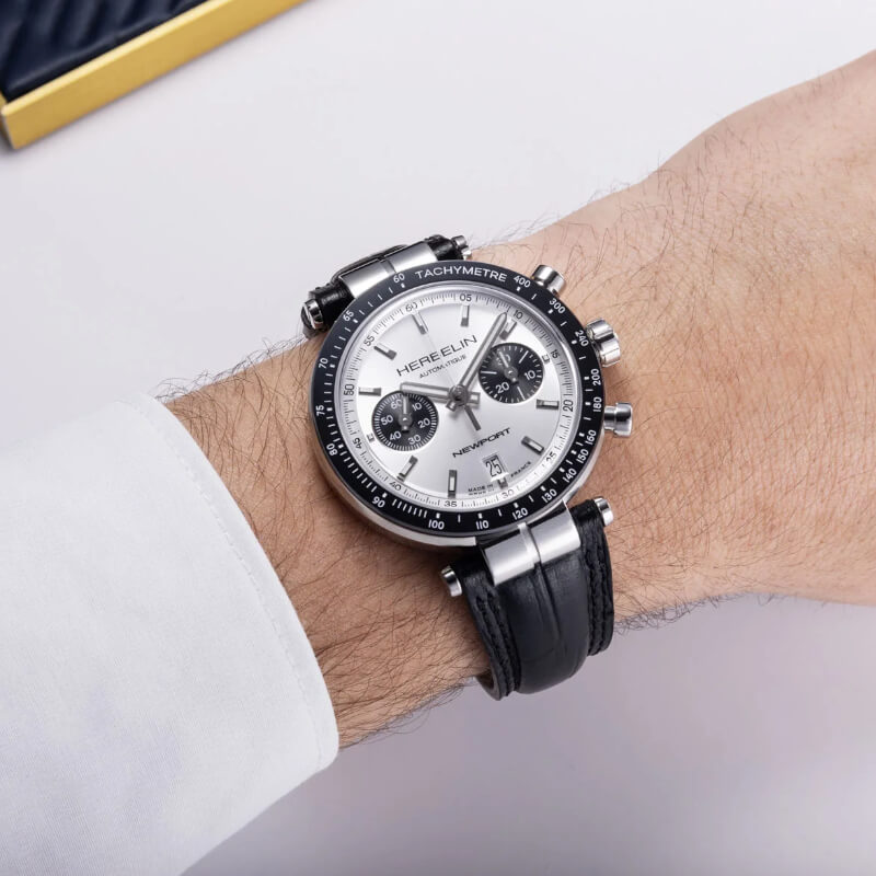 Montre-Homme-automatique-Newport-Heritage-edition-limitee-cuir-noir-et-Acier-inoxydable-HERBELIN-256ACN42-portée Montre EDITION LIMITEE Homme NEWPORT Héritage Automatique HERBELIN, Acier inoxydable et cuir noir portée