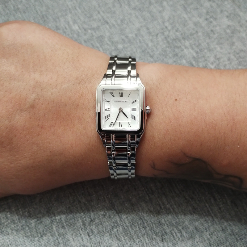 Montre-Luna-rectangle-Femme-Acier-inoxydable-HERBELIN-17457B01-portée Montre Femme LUNA HERBELIN Acier inoxydable 17457B01 portée