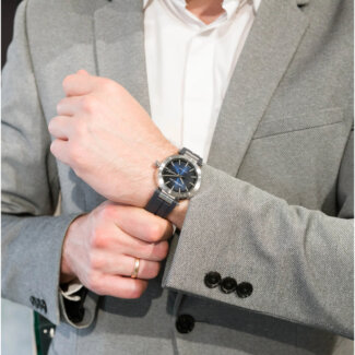 Montre Homme NEWPORT Automatique HERBELIN, Elastomère FKM et Acier inoxydable 1768A15CB portée