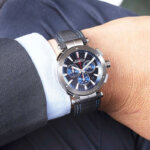 Montre Homme NEWPORT Chronographe HERBELIN, Acier inoxydable et cuir bleu 37688AG65 portée