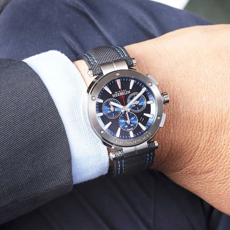 Montre-Newport-Chrono-Homme-cuir-et-Acier-inoxydable-HERBELIN-37688AG65-portée Montre Homme NEWPORT Chronographe HERBELIN, Acier inoxydable et cuir bleu 37688AG65 portée