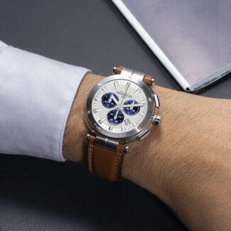Montre Homme NEWPORT Chronographe HERBELIN, Acier inoxydable et Cuir marron 37688A42GD portée
