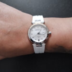 Montre Newport Femme Elastomère FKM blanc, Acier inoxydable et Diamants HERBELIN 14288AP89CW portée