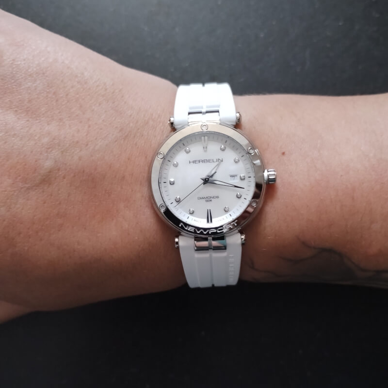 Montre Newport Femme Elastomère FKM blanc, Acier inoxydable et Diamants HERBELIN 14288AP89CW portée