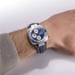 Montre Homme NEWPORT Héritage Chronographe HERBELIN, Acier inoxydable et cuir bleu 35664AP25 portée