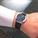 Montre Homme NEWPORT Slim HERBELIN, Acier inoxydable et Cuir noir 12722AP15 portée