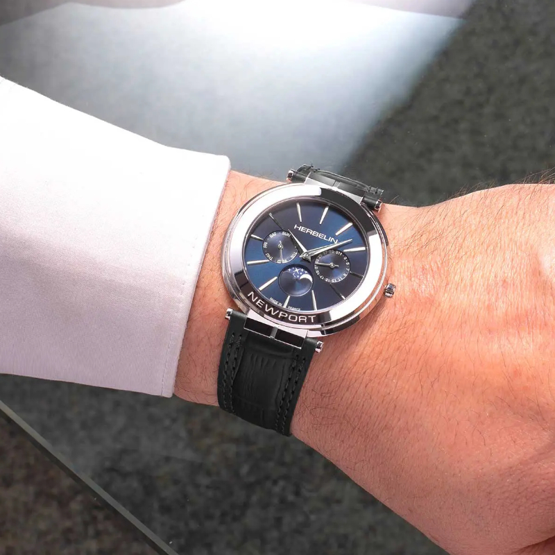 Montre Homme NEWPORT Slim HERBELIN, Acier inoxydable et Cuir noir 12722AP15 portée