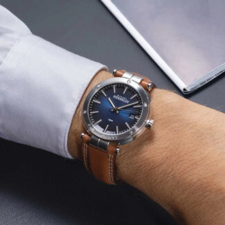 Montre Homme NEWPORT HERBELIN, Acier inoxydable et Cuir marron 12288A15GD portée