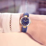 Montre Femme NEWPORT Originals HERBELIN, Acier inoxydable bicolore et Cuir bleu 14255T35 portée