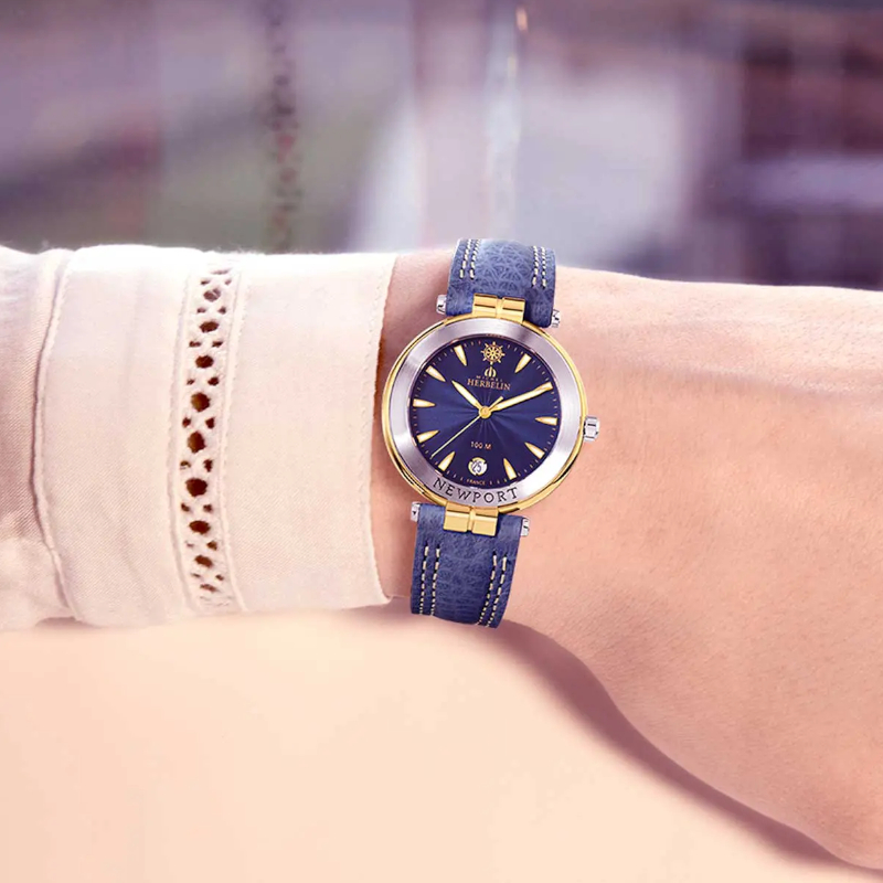 Montre-Newport-Originals-Femme-cuir-et-Acier-bicolore-inoxydable-HERBELIN-14255T35-portée Montre Femme NEWPORT Originals HERBELIN, Acier inoxydable bicolore et Cuir bleu 14255T35 portée