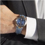 Montre Newport Originals Homme Cuir bleu et Acier inoxydable bicolore HERBELIN 12255T35 portée