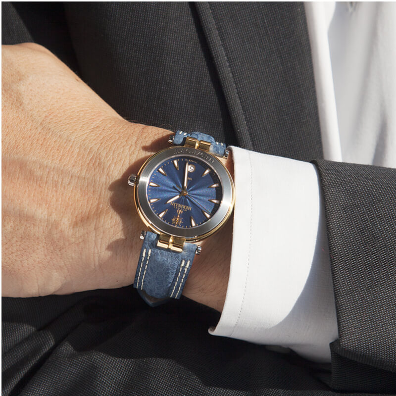 Montre-Newport-Originals-cuir-bleu-et-Acier-inoxydable-bicolore-mixte-HERBELIN-12255T35-portée Montre Newport Originals Homme Cuir bleu et Acier inoxydable bicolore HERBELIN 12255T35 portée