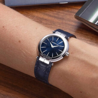 Montre Newport slim Femme cuir bleu et Acier inoxydable HERBELIN 16922AP60BL portée