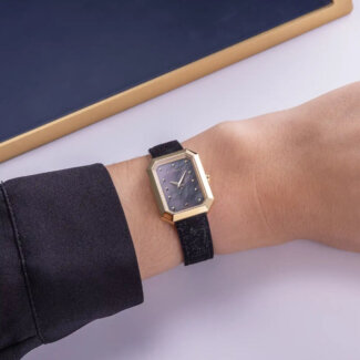 Montre Femme Octogone HERBELIN Acier inoxydable doré et Cuir noir 17446P49 portée