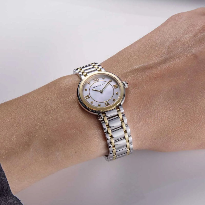 Montre Femme Galet HERBELIN Acier inoxydable bicolore et Oxydes de zirconium 17430BT59 portée