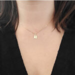 Pendentif Trèfle à 4 feuilles porte bonheur OR jaune 750/1000 ROBBEZ MASSON, porté
