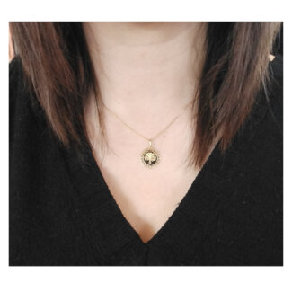 Pendentif médaille Femme Arbre de vie, Cœurs, Plaqué Or ROBBEZ MASSON, porté