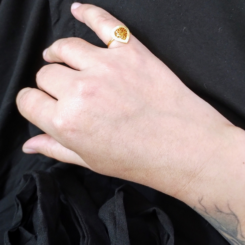 bague-goutte-femme-acier-inoxydable-doré-robbez-masson-437177-portée Bague goutte Femme Acier inoxydable doré ROBBEZ MASSON portée