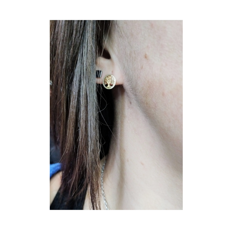boucles-oreilles-clous-femme-arbre-de-vie-or-jaune-750-robbez-masson-2-7324-00-portées Boucles d’oreilles clous Femme Arbre de vie Or jaune 750/1000 ROBBEZ MASSON portées