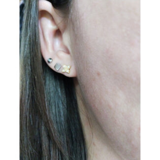Boucles d’oreilles clous Femme Or jaune 750/1000 et Diamants ROBBEZ MASSON portées