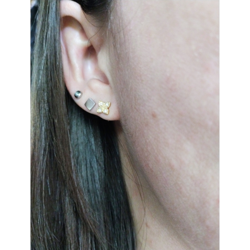 boucles-oreilles-clous-femme-or-jaune-750-et-diamants-robbez-masson-2-7265-30-portée Boucles d’oreilles clous Femme Or jaune 750/1000 et Diamants ROBBEZ MASSON portées