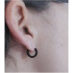 Boucles d’oreilles créoles Acier inoxydable noir ROBBEZ MASSON portées