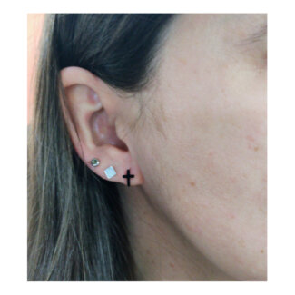 Boucles d’oreilles Croix Acier inoxydable noir LOTUS LS2227-4/1 portées