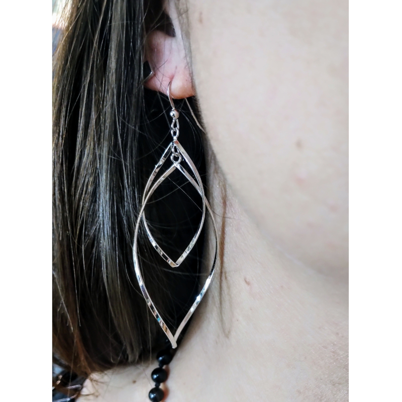 boucles-oreilles-femme-pendantes-torsadées-argent-rhodié-robbez-masson-335075-portée Boucles d’oreilles Femme pendantes torsadées Argent 925/1000 ROBBEZ MASSON portées