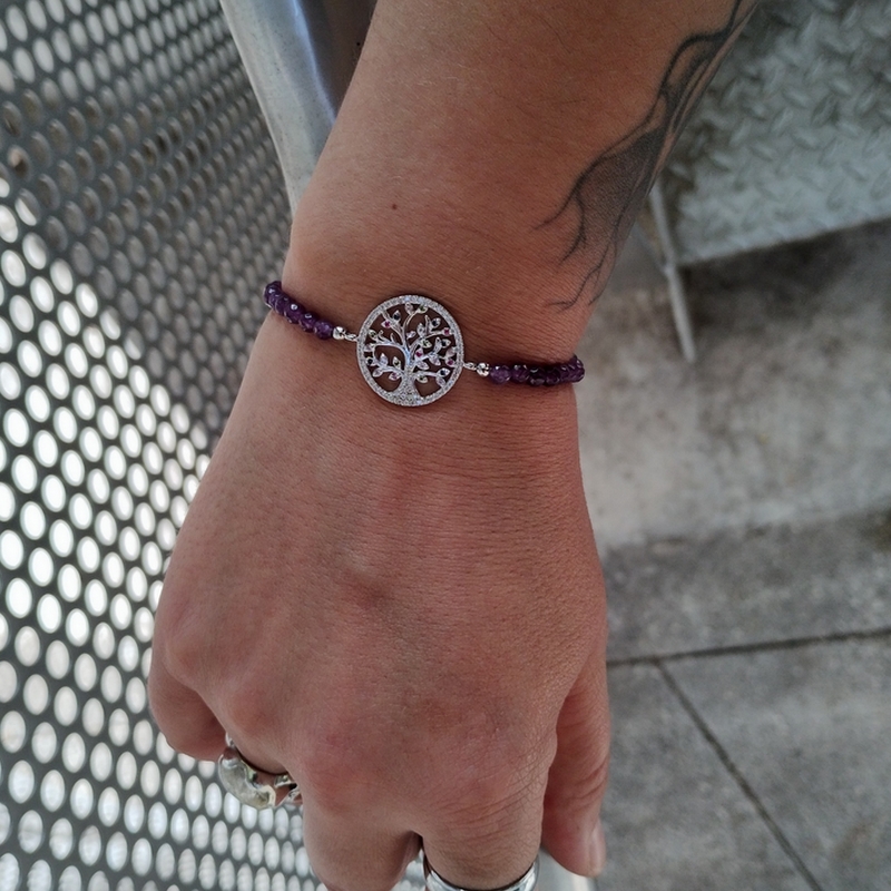 bracelet-élastique-arbre-de-vie-femme-argent-925-pierres-mauves-et-oxydes-LOTUS-LP1896-2-3-porté Bracelet élastique Femme Arbre de vie Argent 925/1000, pierres mauves synthétiques et Oxydes de zirconium LOTUS LP1896-2/3 porté