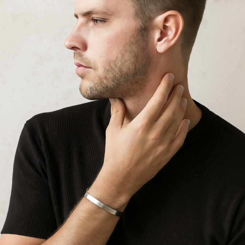 bracelet-jonc-homme-acier-inoxydable-LOTUS-LS2196-2-1-porté Bracelet jonc Homme Acier inoxydable LOTUS LS2196-2/1 porté