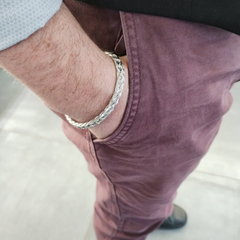 bracelet-jonc-ouvert-homme-acier-inoxydable-LOTUS-LS2195-2-1-porté Bracelet jonc ouvert Homme Acier inoxydable LOTUS LS2195-2/1 porté