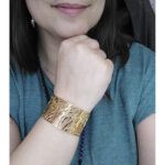 Bracelet manchette Femme Acier inoxydable doré ROBBEZ MASSON, porté