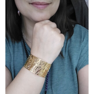 Bracelet manchette Femme Acier inoxydable doré ROBBEZ MASSON, porté