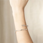 Bracelet ouvert Femme Infini, Acier inoxydable LOTUS LS2169-2/6, porté