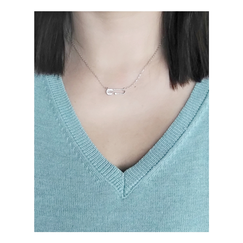 collier-épingle-à-nourice-femme-argent-925-et-oxydes-LOTUS-LP3040-1-1-porté Collier Femme Epingle à nourrice Argent 925/1000 et Oxydes de zirconium LOTUS LP3040-1/1 porté
