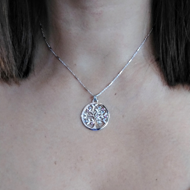 collier-femme-arbre-de-vie-argent-et-oxydes-LOTUS-LP1890-1-1-porté Collier Femme Arbre de vie Argent 925/1000 et Oxydes de zirconium LOTUS LP1890-1/1 porté