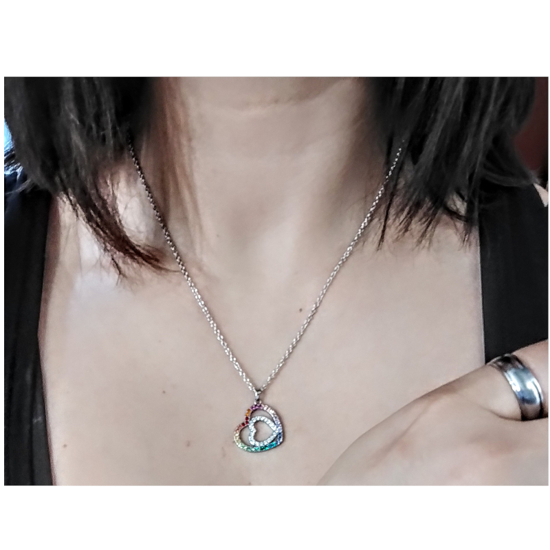 collier-femme-coeur-acier-inoxydable-et-strass-de-couleur-LOTUS-LS1943-1-2-porté Collier double Cœur Femme Acier inoxydable et strass de couleurs LOTUS LS1943-1/2 porté