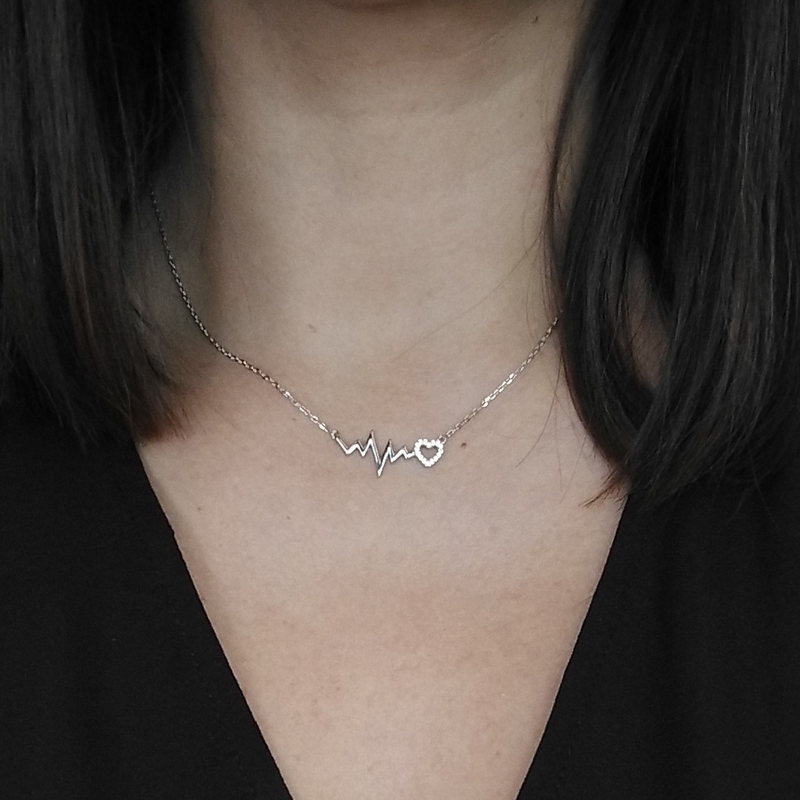 collier-femme-coeur-argent-et-oxydes-LOTUS-LP3041-1-1-porté Collier Femme Cœur Argent 925/1000 et Oxydes de zirconium LOTUS LP3041-1/1 porté