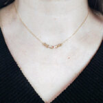 Collier Femme Infini Or jaune 750/1000 et oxydes de zirconium ROBBEZ MASSON porté